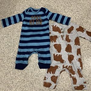 Carter’s set of two bear onesies 🐻